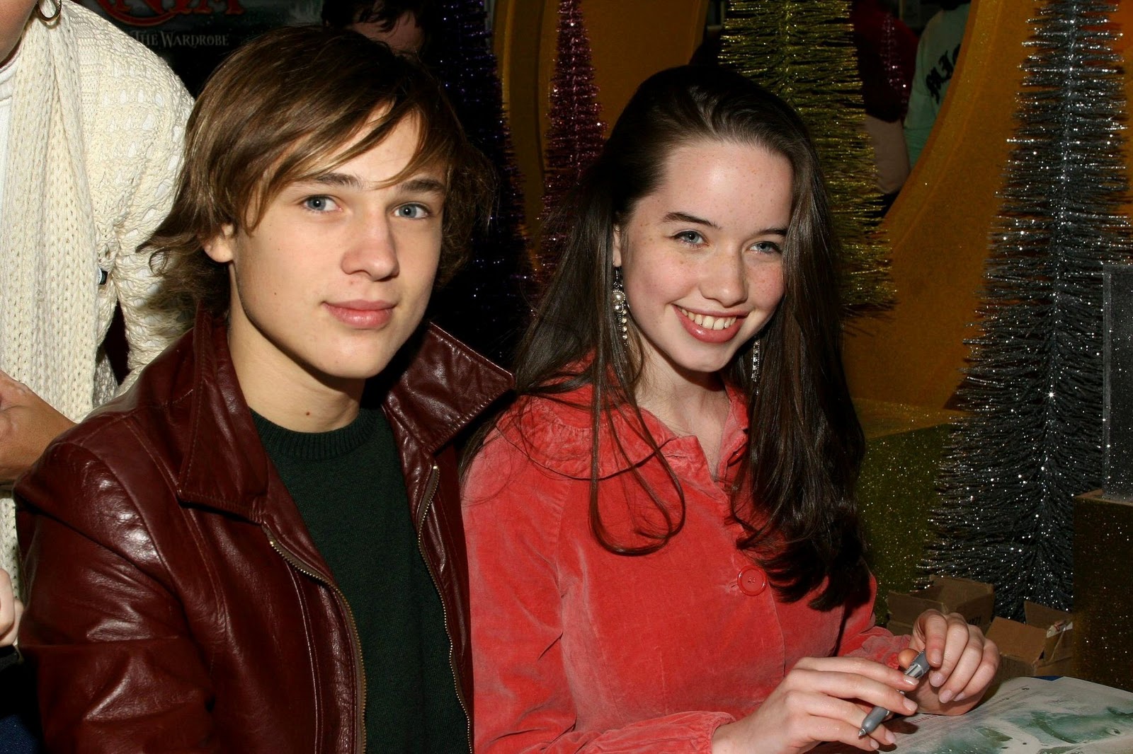 http://4.bp.blogspot.com/_jLks4YrQ748/TN07TtZqivI/AAAAAAAAAB0/MlKPTHzume4/s1600/Anna-Poppewell-and-William-Moseley-anna-popplewell-1266509_1920_1279.jpg