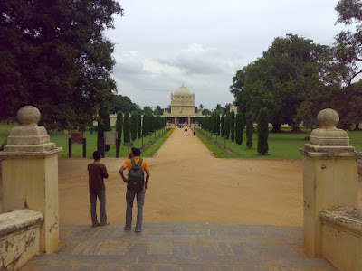 ಟಿಪ್ಪು ಮತ್ತು ಇತರರ ಗೋರಿಗಳಿರುವ ಗುಂಬಜ್