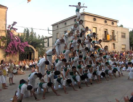 [Castellers_de_Vilafranca_human_towers_9.jpg]