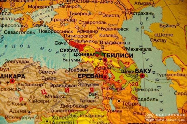 Осетия это какая страна. Абхазия и Южная Осетия на карте России. Южная Осетия граничит карта. Политическая карта Южной Осетии и Абхазии. Абхазия на карте России.