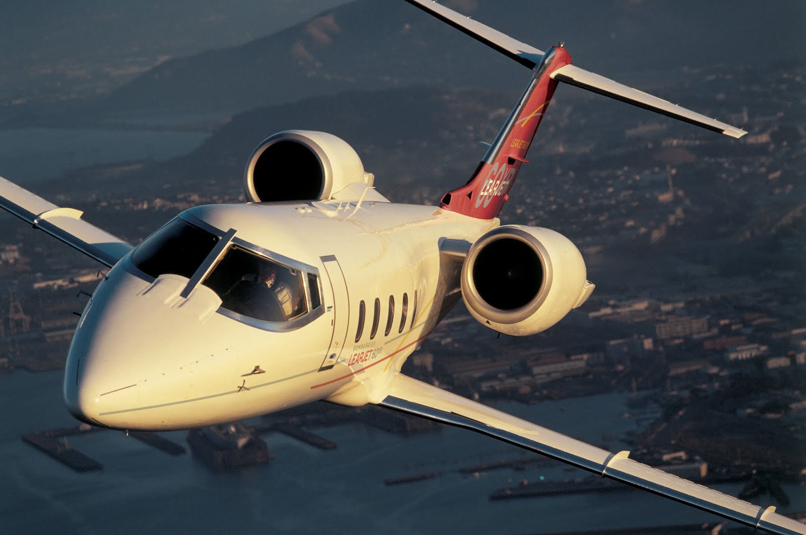 Bombardier Learjet 60 XR Bizjet Aircraft Wallpaper 751