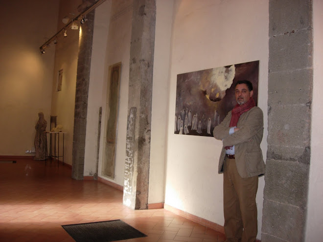 Alessandro Bedetti accanto a Believing di Brigitta Rossetti, Museo Mastroianni, Marino, Roma