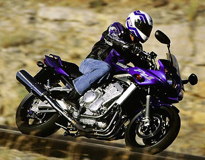 http://4.bp.blogspot.com/_jiLsBLaOvzE/StFj1gaeOyI/AAAAAAAADJw/rpk0eenCOvQ/s400/action+motorcycle+yamaha+fz+blue+edition.jpg