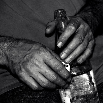 bouteille d'eau de Bru, mains, homme, bottle of water, hands, photo © dominique houcmant