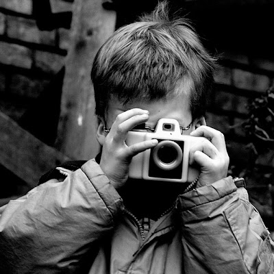 photographer's apprentice, apprenti photographe, child, enfant, plastic camera, learn photography, photo © dominique houcmant