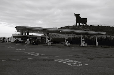photo le taureau espagnol, el toro, station shell, photo dominique houcmant, goldo graphisme