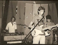 Acidente toca seu rock independente ao vivo, em 1983