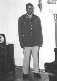 [761st_2nd+Lt+jackie+Robinson.jpg]