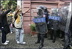 [08thai+protests.jpg]