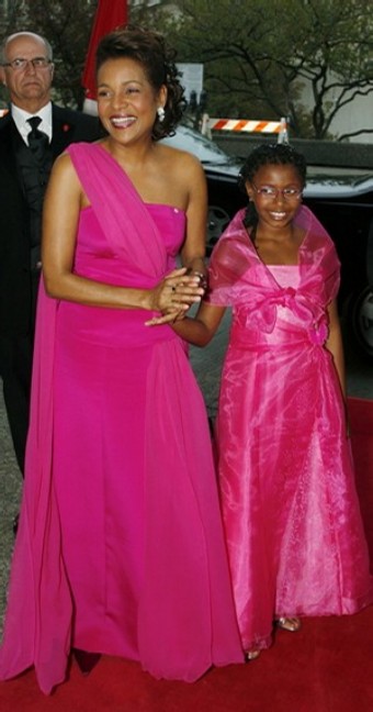 [CA_michaelle+jean+and+daughter.jpg]