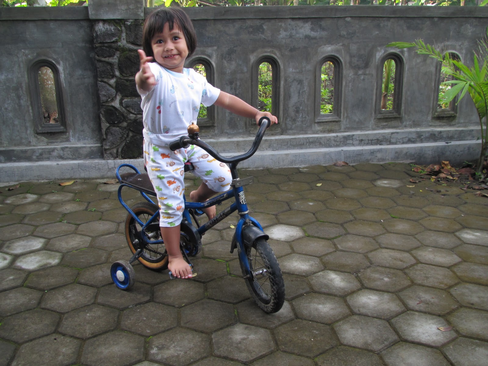 Gambar Kartun Anak Kecil Naik Sepeda | Top Gambar