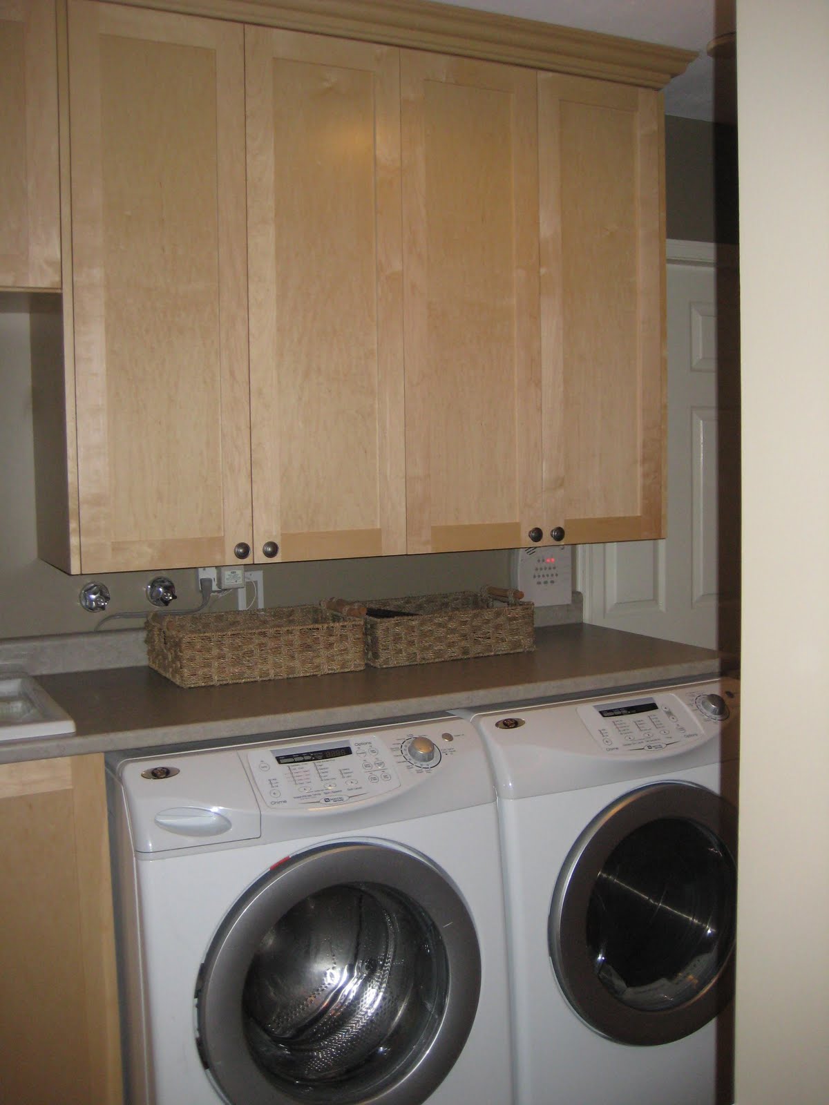* Remodelaholic * Nice and Clean Laundry Room Update