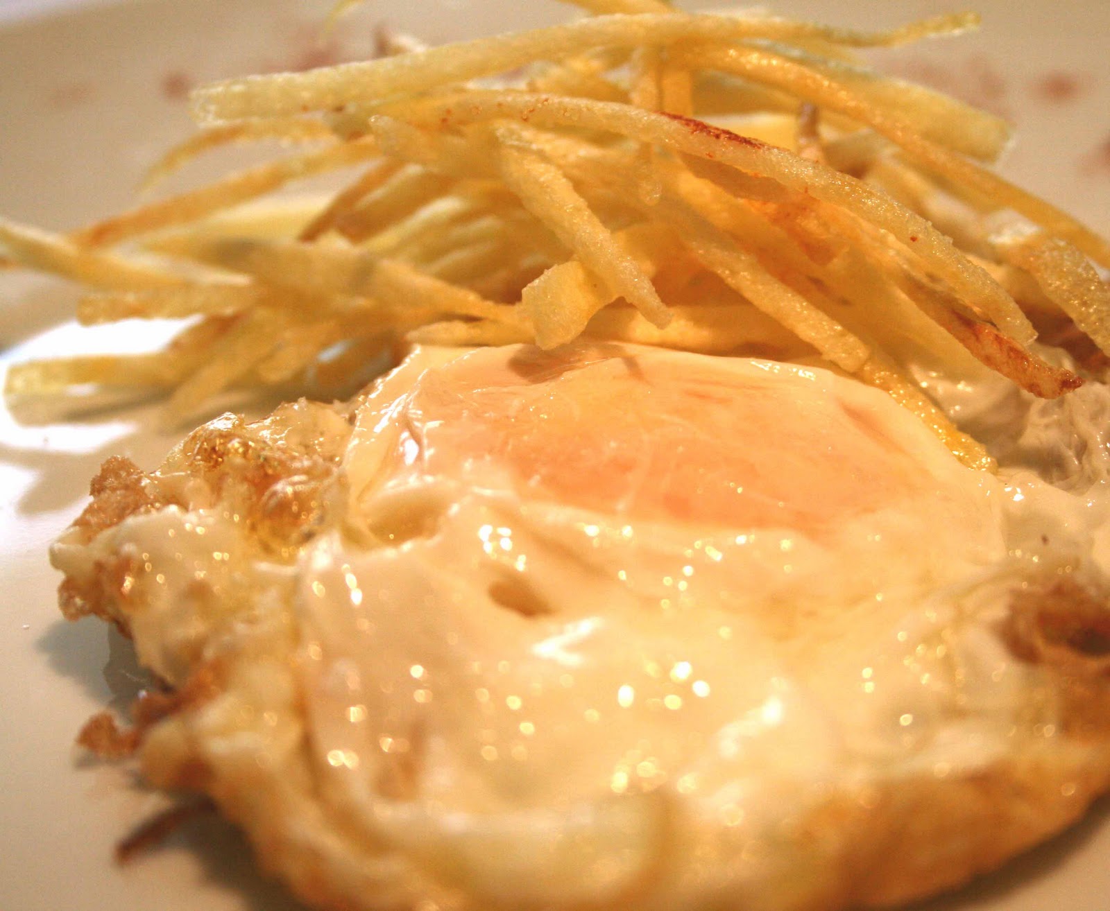 Huevo+frito+con+patatas+paja+2.jpg