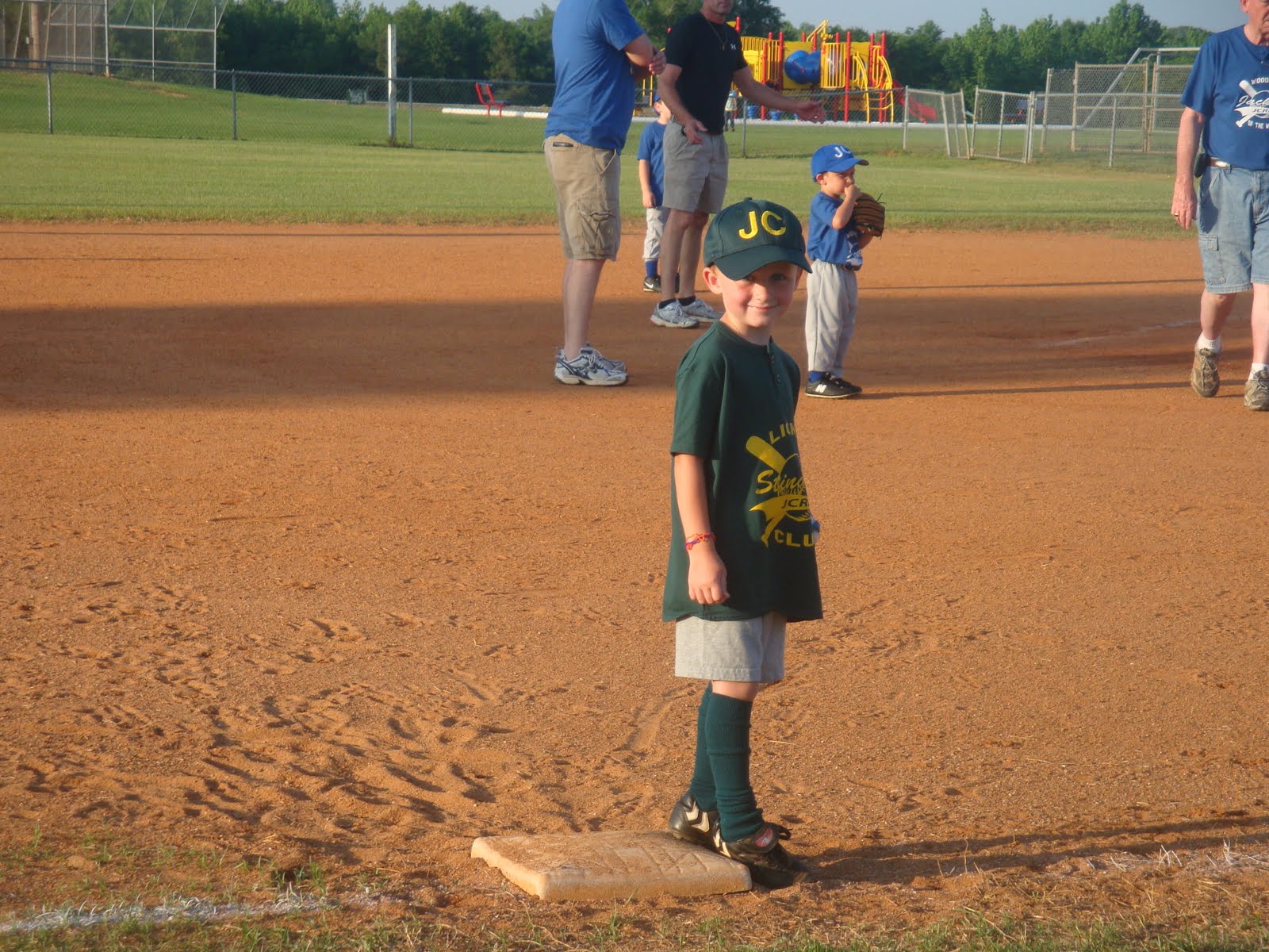 . This may be the CUTEST Teeball Player EVER! )
