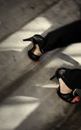 El vídeo-blog de una adolescente transforma el comercio electrónico de la  firma de calzado Shoes of Prey.  Con 500.000 visitas en dos dias. El nuevo poder de las redes sociales