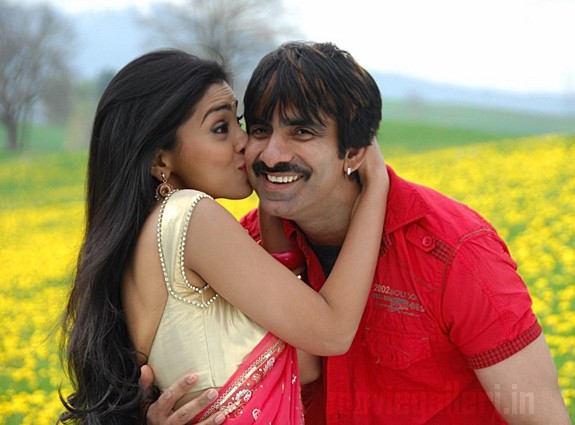 http://4.bp.blogspot.com/_kLvzpyZm7zM/TEfwmHTS3wI/AAAAAAAAS64/s-ZHrMSHU0E/s1600/shriya_don_seenu_stills_06.jpg