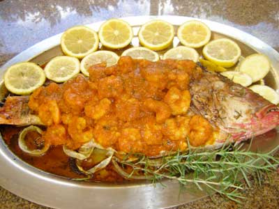 Peixe Assado com Molho de Camarão