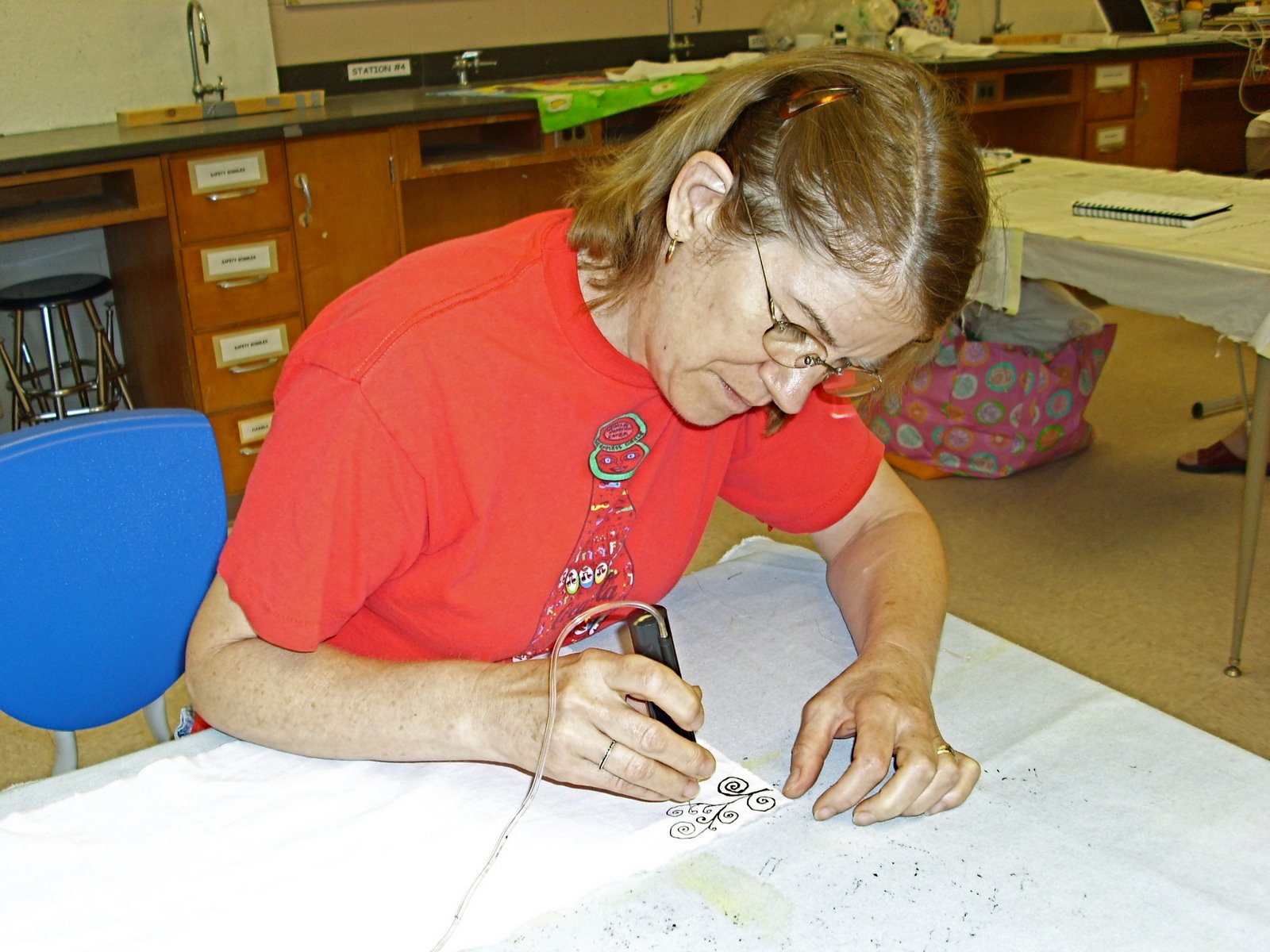 [Diane+w+airpen+©Susan+Shie+2009.JPG]