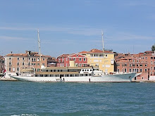 en la proa del barco....nuestra casa  en Venecia....por unos días...maravillosos días..¡¡¡¡¡¡¡¡¡¡¡¡