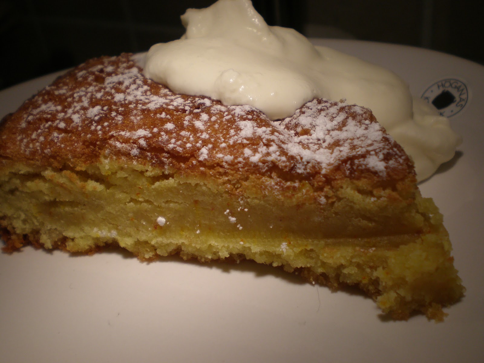 Saffranskladdkaka Med Vit Choklad Och Mandelmassa