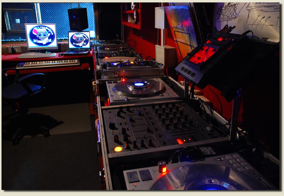 Home dj studio. онлайн-школа диджеев pro stereo. курсы dj pro stereo. Dj stereos. диджей на школьной дискотеке.