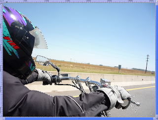 Selección realizada con la herramienta de selección de primer plano a la imagen donde estoy manejando la moto Suzuki Intruder