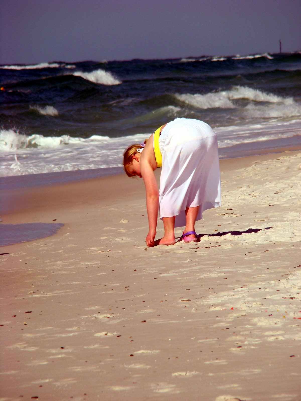 [kennady+searches+for+shells.jpg]