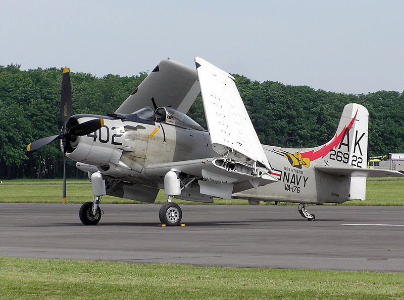 [800px-Douglas_skyraider_folded_arp.jpg]