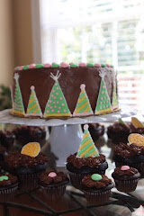 9" Round Layer Cake w/ 24 mini cupcakes