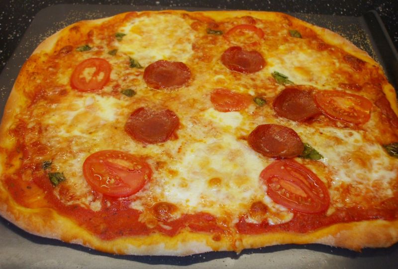 [tomato+mozzarella+pizza.jpg]