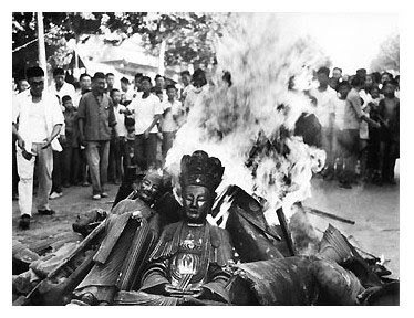 Cultural_Revolution_Buddha_Burning.jpg