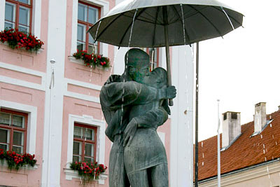 facts around us: Kiss sculpture Art | lovers kissing sculpture