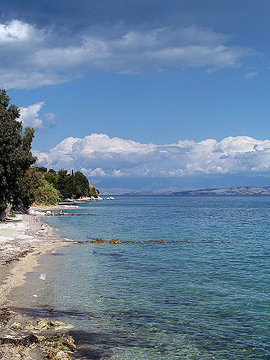 La costa orientale di Corfù, nei pressi di Aghios Ioannis. Foto di Andrea Mangoni.