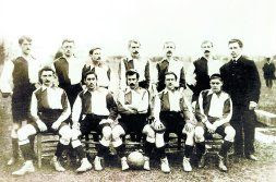 Una alineación de la temporada 1902-03. Juanito Astorquia, como siempre, posa con el balón