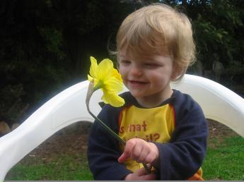 [people-child-daffodil.jpg]