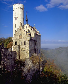 Castelo Lichtenstein, ou Castelo do Conto de Fadas, do século XII, um dos ícones no imaginário da Idade Media, localizado em Baden-Wurttemberg, Alemanha.