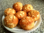 Narancsos tejszínes muffin, kandírozott cukrozott narancshéjas tésztával, valamint mandulaforgáccsal a tetején.