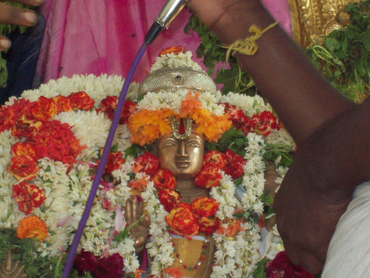 Kariyavaagi Pudai Parandhu Milirndhu Sevvariyodi Neenda Apperiyavaaya Kangal