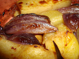 CARTOFI SI CEAPA ROSIE LA CUPTOR CU PTET BALSAMIC