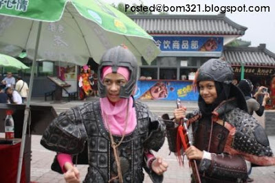Gambar Heliza AF5 Bersama Peminat Di Beijing.