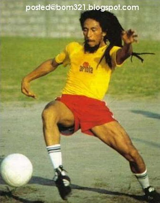 Gambar Bob Marley Main Bola !