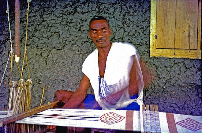 master weaver Pa Brima Daru of Daru