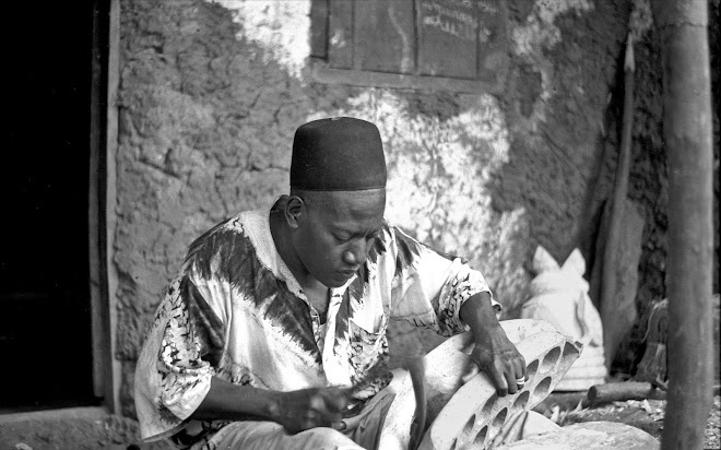 master carver Su Gande - at his home in Kenema