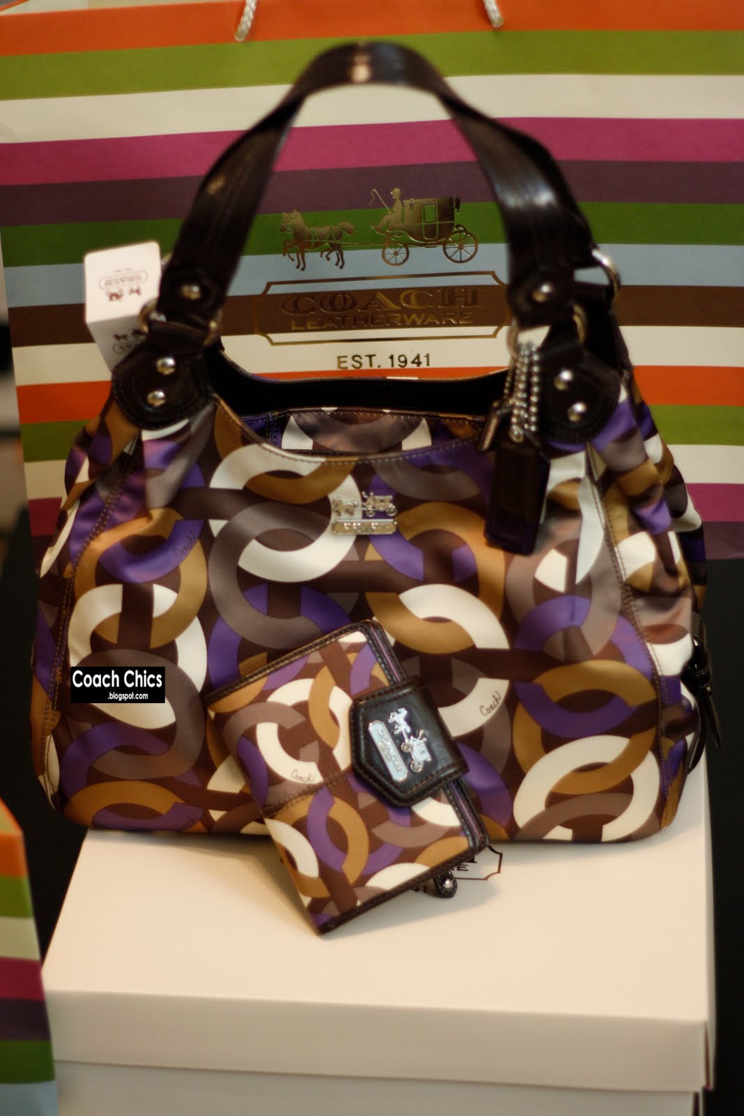Coach Chics This Week S Great 11 15 21 Coach Poppy Op Art Glam Tote This Style 13826 Color Khaki Gold Sold Non Restockable New Madison Chainlink Maggie