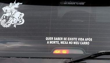 Foto de vidro traseiro do Mercedes da mulher do chefe do tráfico na Mangueira.