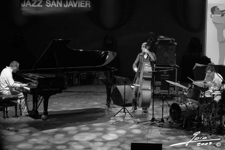 [Enrico+Pieranunzi+Trio-2009.jpg]