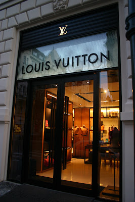 Manhattan Mekanisk Før Louis Vuitton in Parizska street | Prague Daily Photo