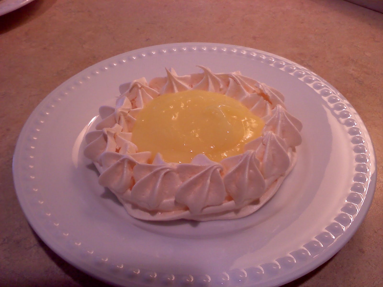 PinchoThis Meringue Shells with Lemon Curd