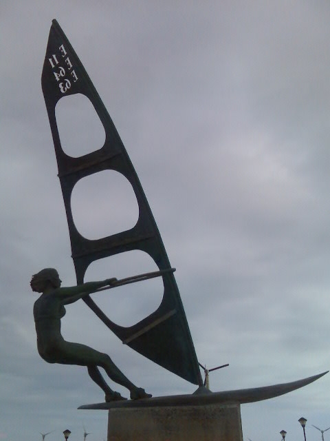 Pozo Izquierdo (Santa Lucía). Monumento al Windsurfista.