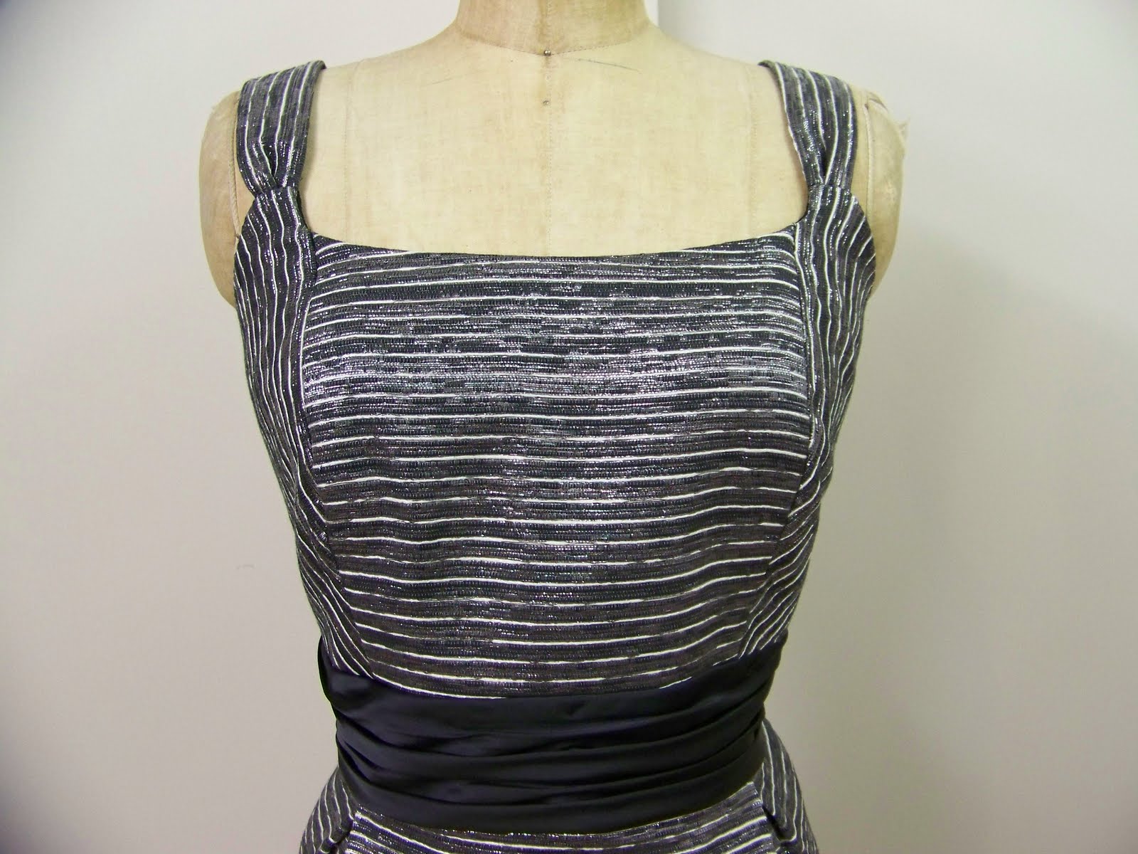 dress bolero dengan potongan slim fit